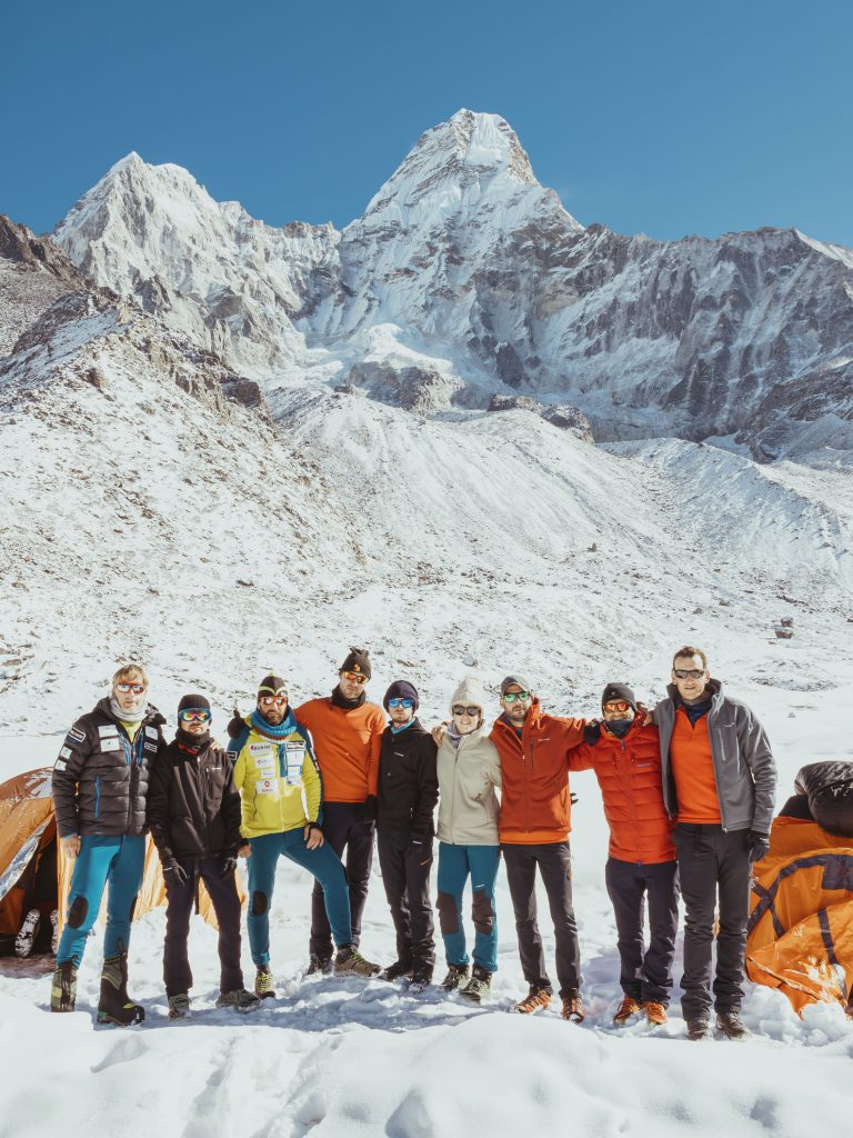 Tutto il gruppo al campo base. Foto @ Alex Txikon 
