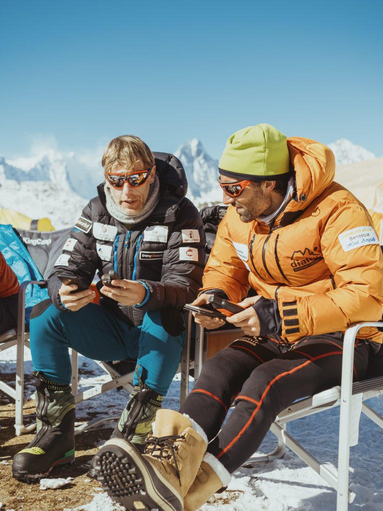 Momenti al campo base. Foto @ Alex Txikon 