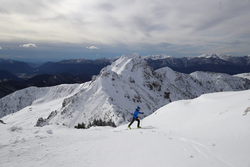 Durante l’inverno il Monte Zoncolan si trasforma nel luogo perfetto in cui vivere lo scialpinismo.