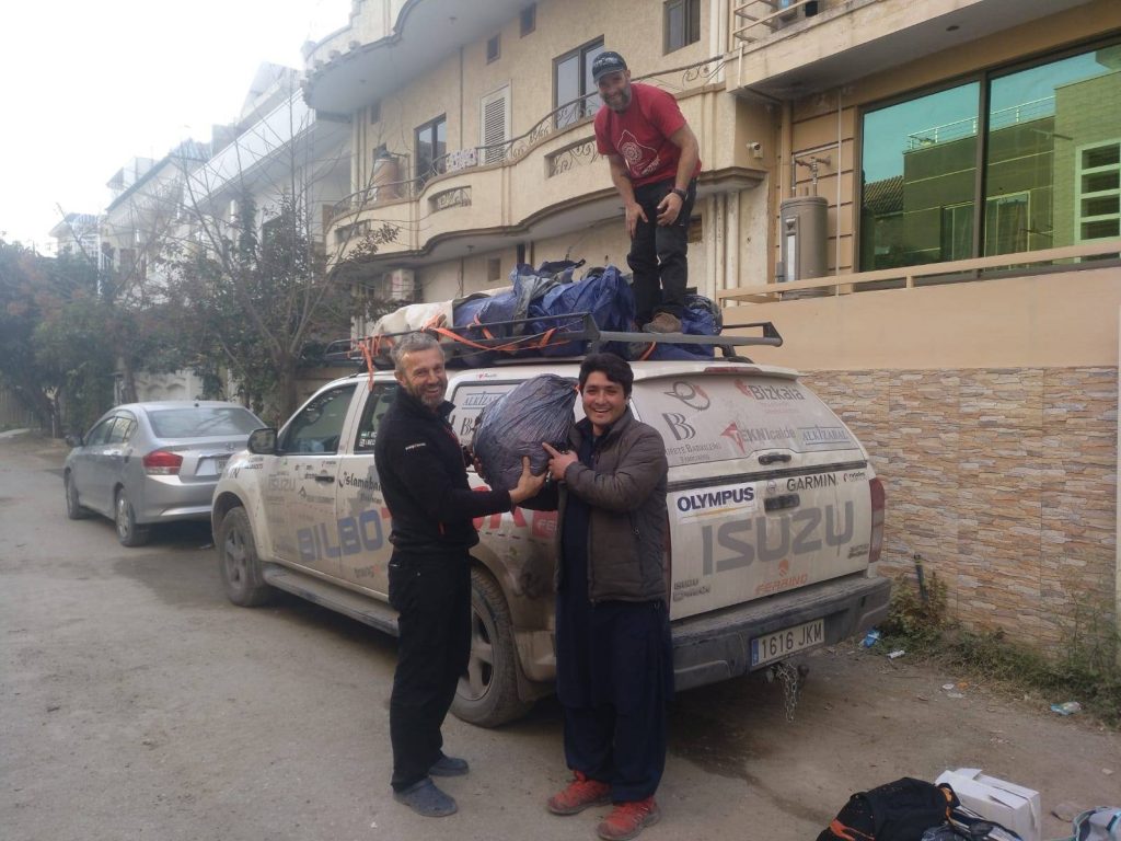 Consegna di materiale a Islamabad. Foto @ Alex Txikon