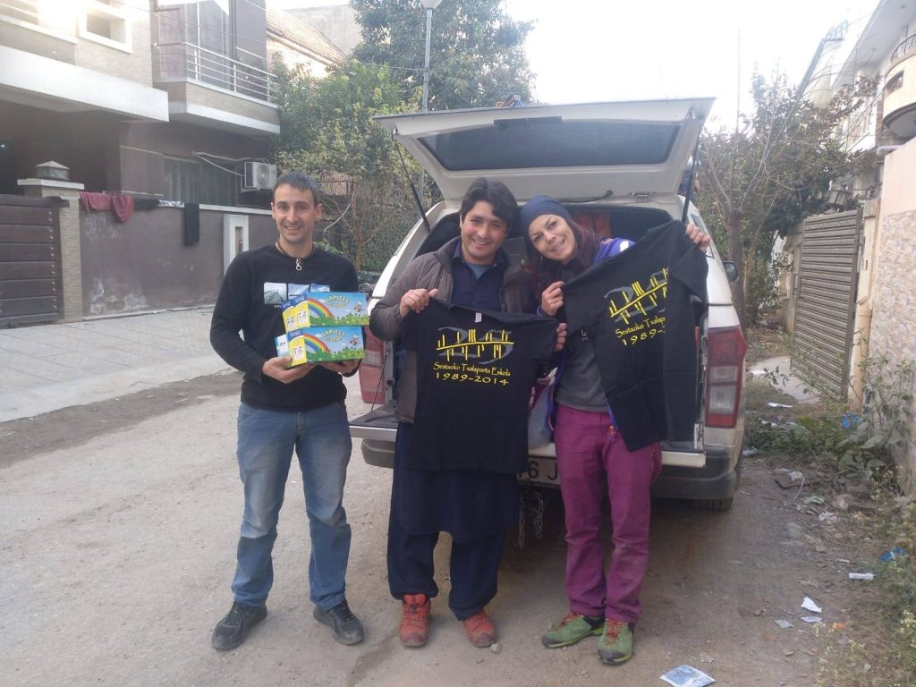 Consegna di materiale a Islamabad. Foto @ Alex Txikon