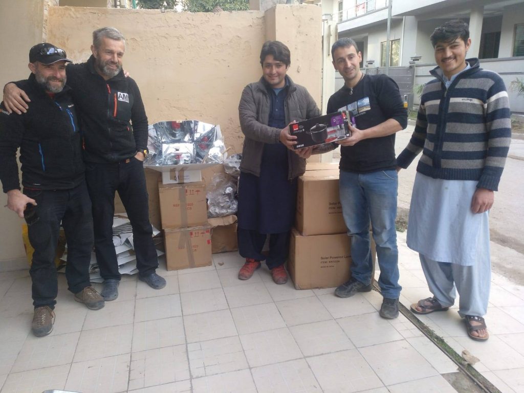 Consegna di materiale a Islamabad. Foto @ Alex Txikon