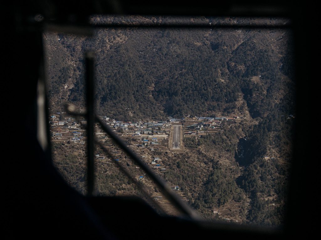 La cortissima pista di atterraggio di Lukla