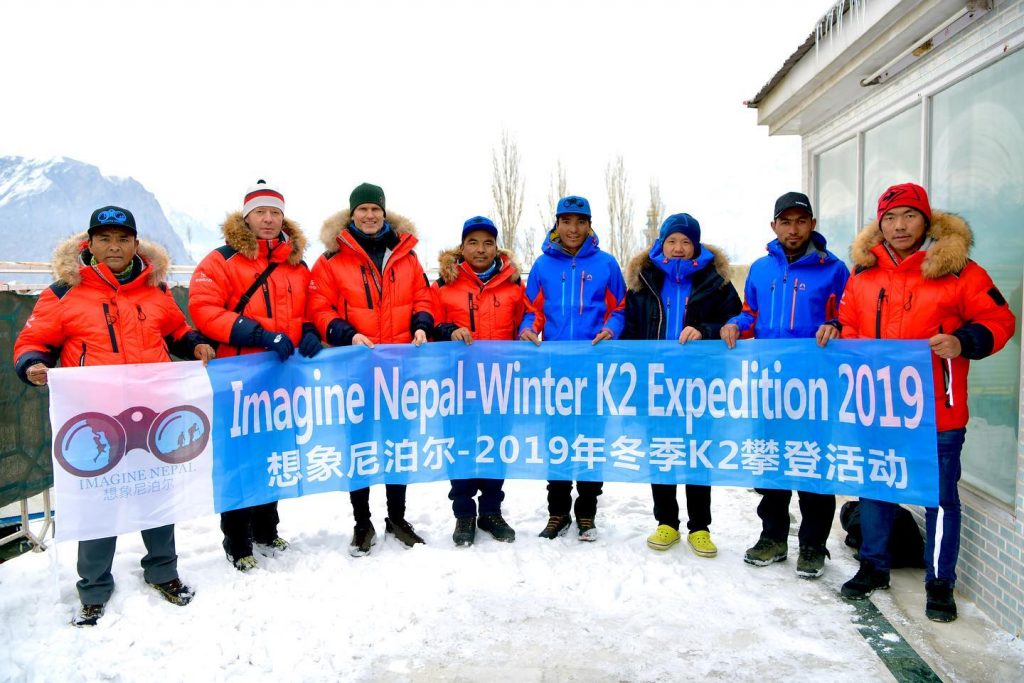 Il gruppo della spedizione invernale al K2 a Skardu