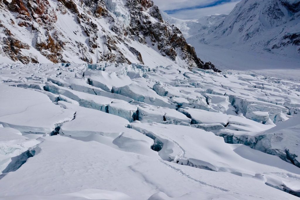 Sul ghiacciaio dei Gasherbrum. Foto @ Simone Moro - Tamara Lunger - Matteo Pavana