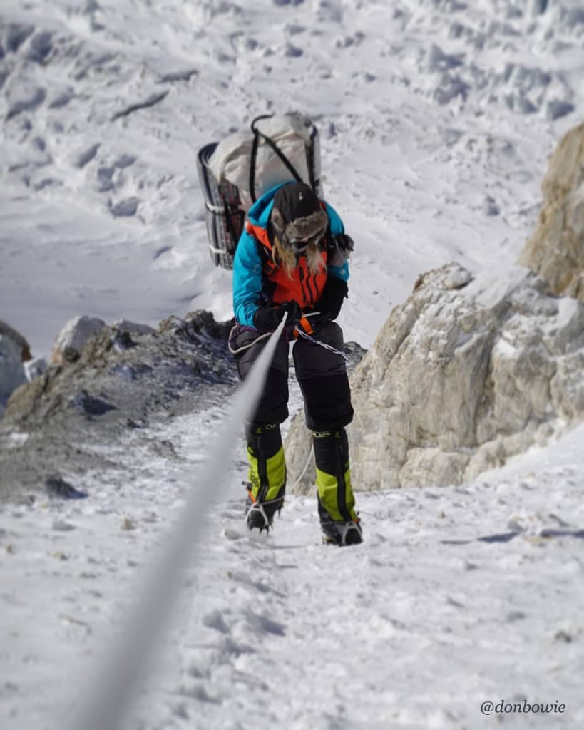 Lotta Hintsa in discesa da C2. Foto @ Don Bowie