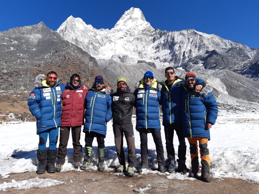 Da sinistra a destra: Alex Txikon, Lur Uribarren, Eneko Garamendi, Jonatan García, Oscar Cardo, Ignacio de Zuloaga and Sergio Pérez.