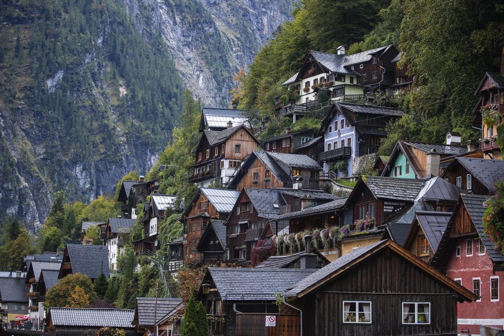 Le pittoresche case di Hallstatt - Foto ANSA/EPA/ERDEM SAHIN