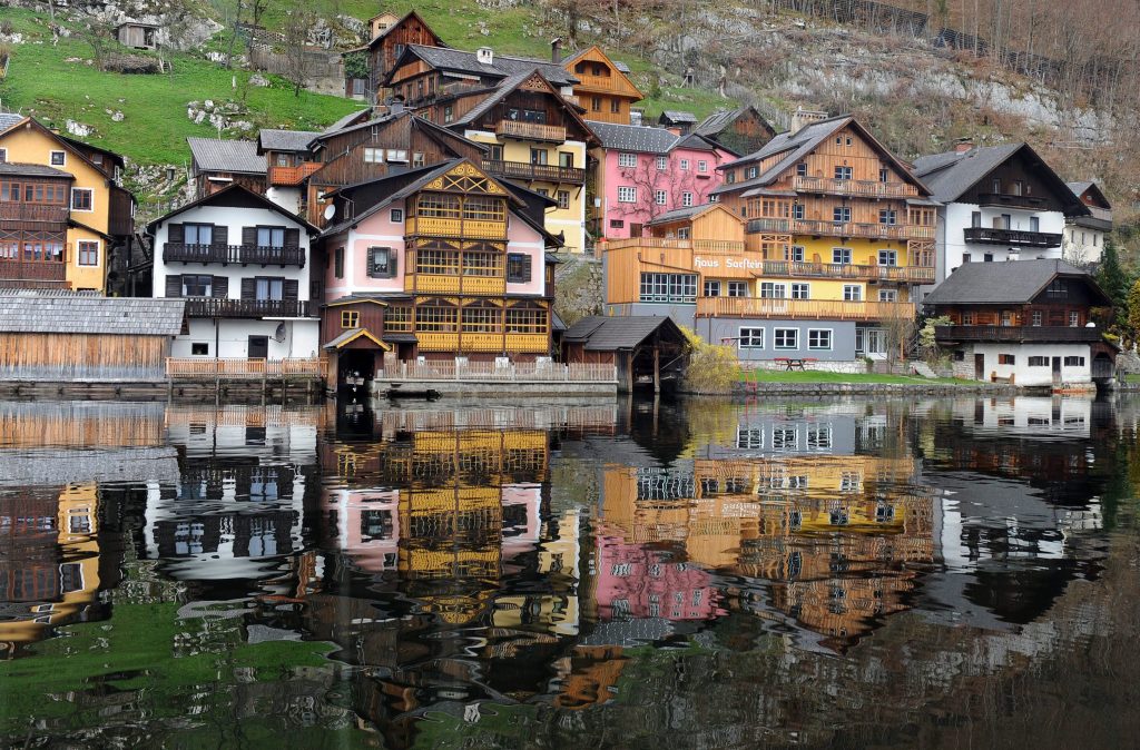 I suggestivi colori pastello degli edifici di Hallstatt - Foto ANSA/EPA/BARBARA GINDL