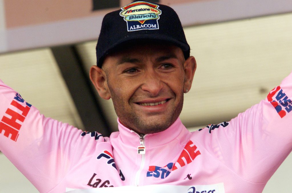 Marco Pantani vittorioso con la maglia rosa. Foto Ansa