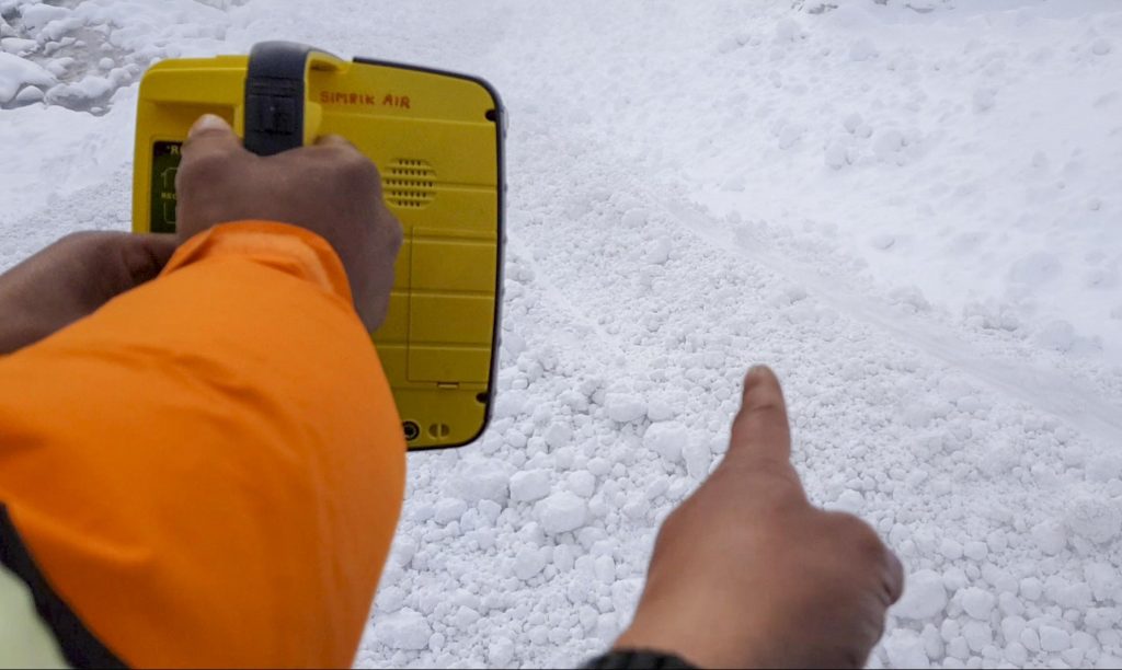 Il team di ricerca è equipaggiato con strumenti ad alta tecnologia. Foto ANSA/ EPA/ANG TASHI SHERPA