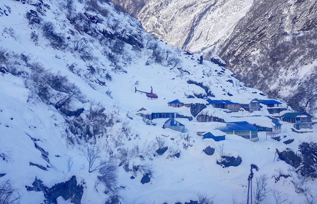 Elisoccorso in sorvolo sul circuito dell'Annapurna. Foto ANSA/ EPA/ANG TASHI SHERPA