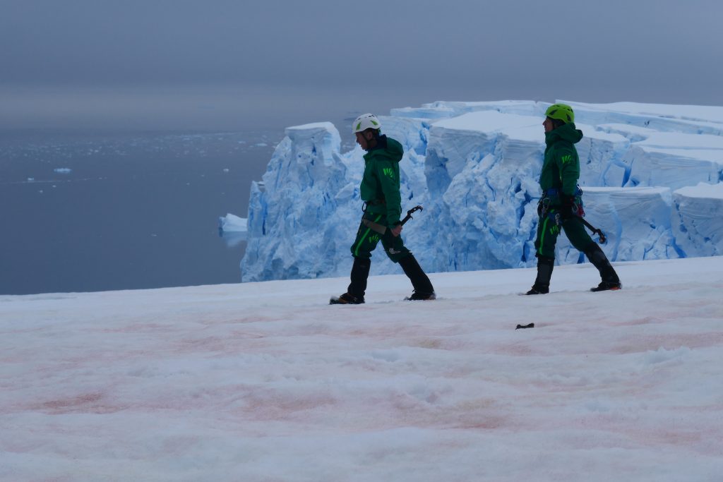 In apertura sulla via Terzo Paradiso", ma "Sul ghiaciaio sotto gli Zeiss Needles