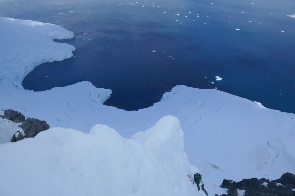 In apertura sulla via Terzo Paradiso.