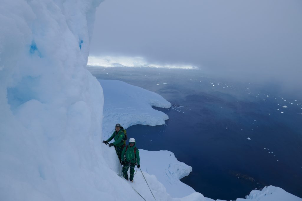 In apertura sulla via Terzo Paradiso.