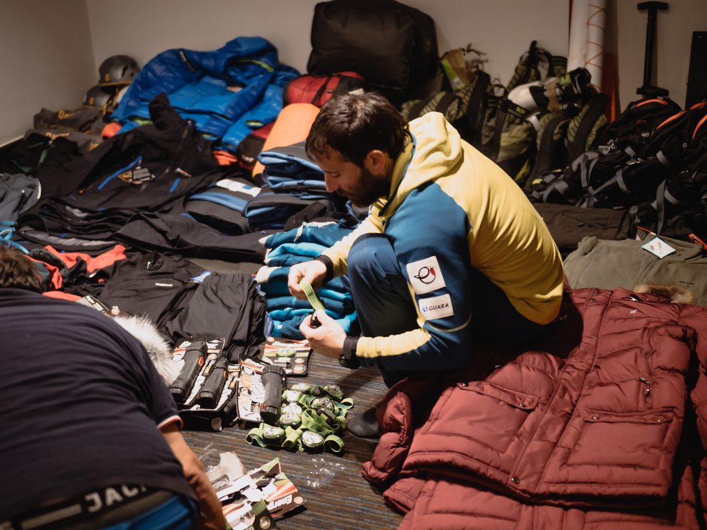 Controllo del materiale prima della partenza aper Lukla. Foto @ Alex Txikon 