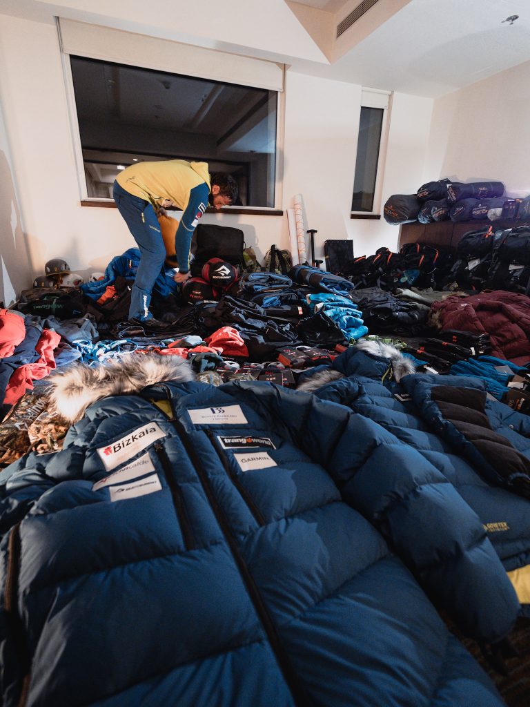 Controllo del materiale prima della partenza aper Lukla. Foto @ Alex Txikon 