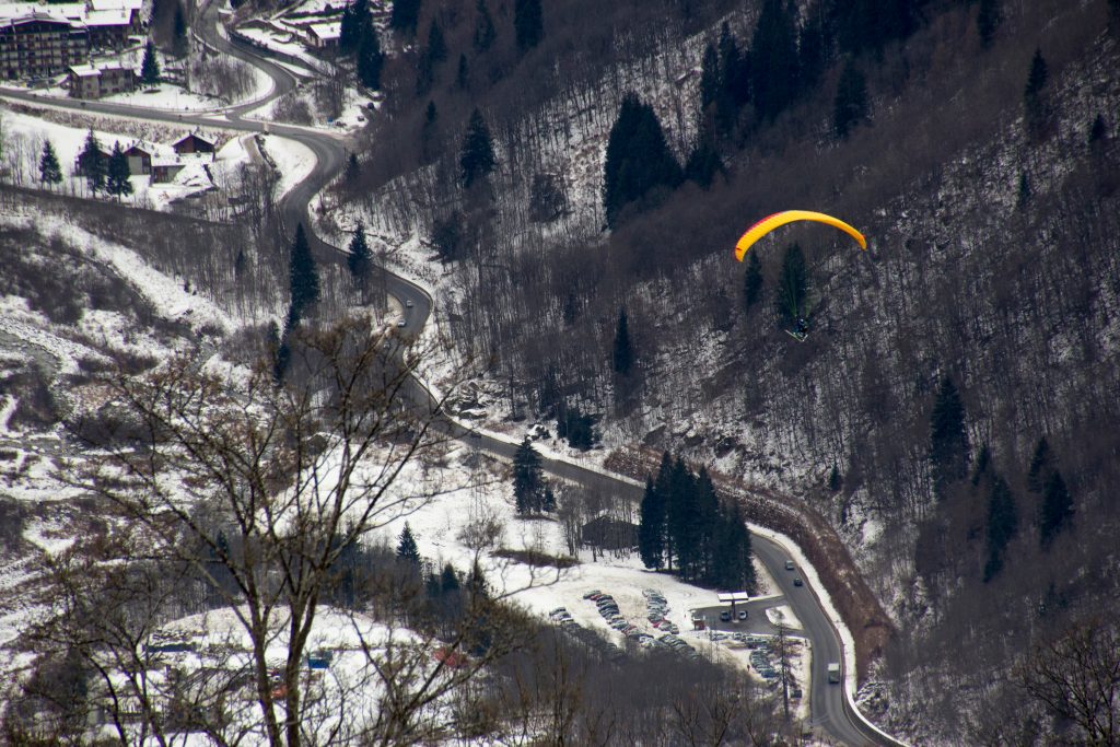 Parapendio in Valsesia, un modo per osservare l’ambiente innevato da un altro punto di vista. 