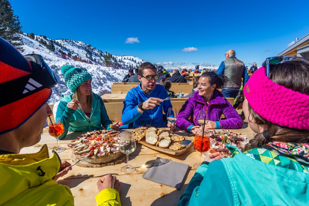 Una pausa a “Lo Chalet” dell’Alpe Cermis. D. Rodorigo