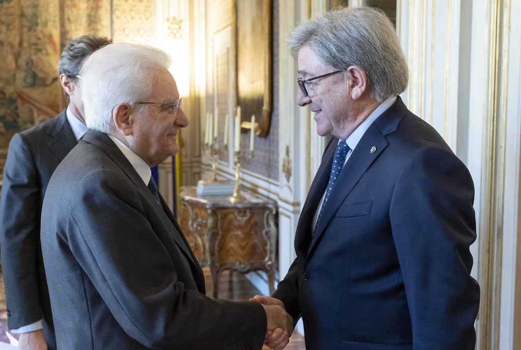 Il saluto tra il Presidente della Repubblica Sergio Mattarella e il Presidente generale CAI Vincenzo Torti - Foto Club Alpino Italiano