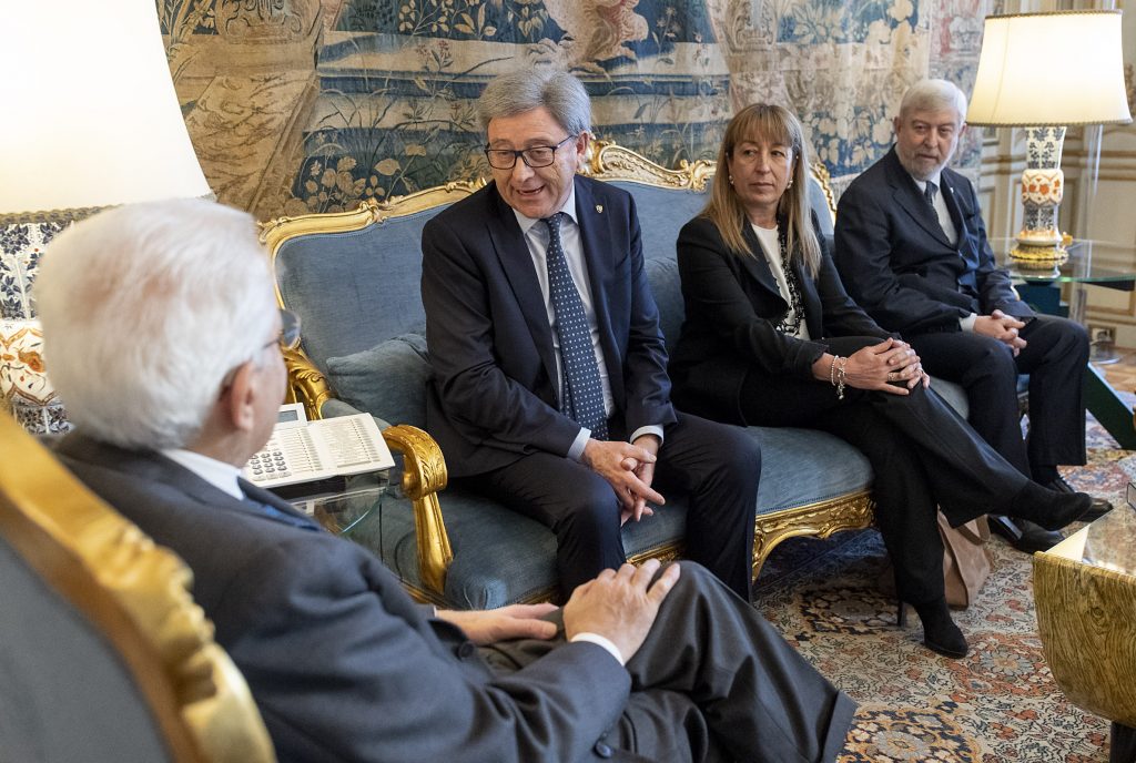 Il Presidente Mattarella conversa con il Presidente Vincenzo Torti - Foto Club Alpino Italiano