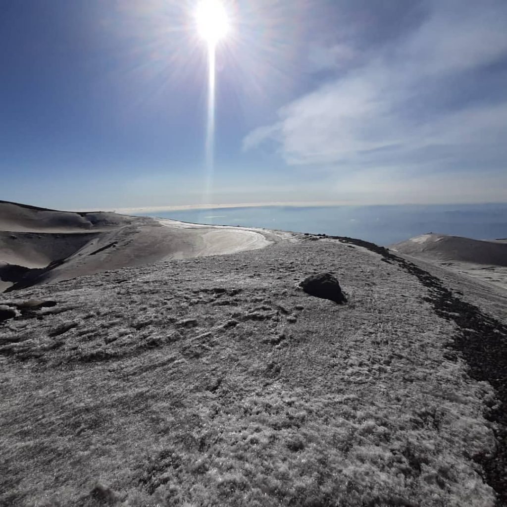 La vista del mare blu dalle pendici dell