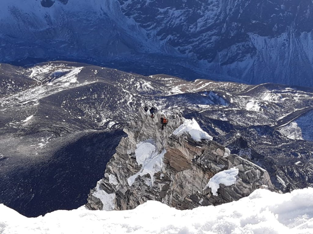 In salita direzione cima. Foto @ Alex Txikon 