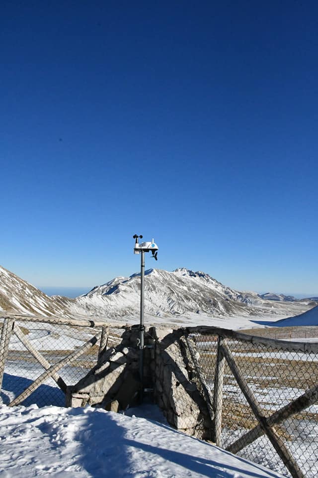 La nuova stazione meteorologica posizionata a quota 2.132 m a Campo Imperatore - Foto FB Meteo AQ Caput Frigoris