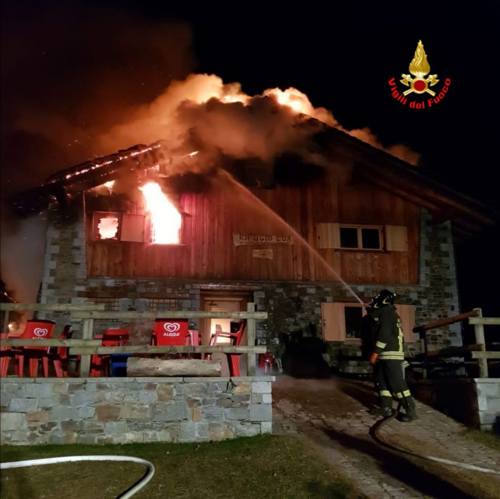 Vigili del Fuoco al lavoro per spegnere le fiamme sul rifugio Loa - Foto Twitter Vigili del Fuoco