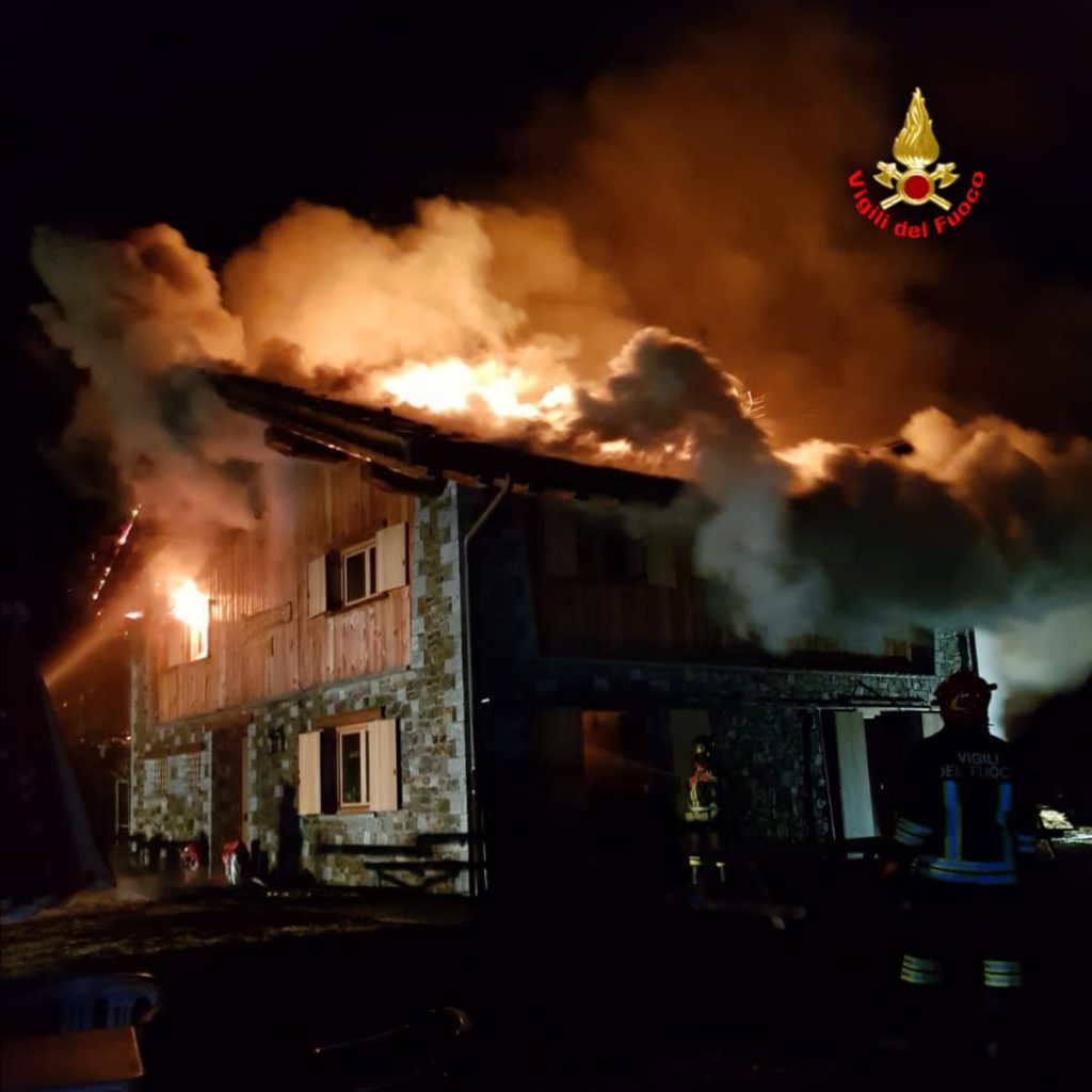 Vigili del Fuoco al lavoro per spegnere le fiamme sul rifugio Loa - Foto Twitter Vigili del Fuoco