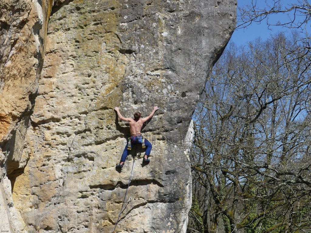 Arrampicando il Francia.  Foto @ Tom Ballard FB