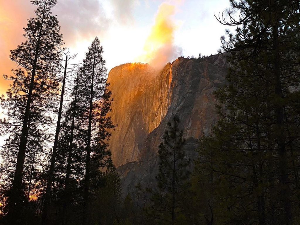 Qualche nuvola al tramonto sulla cascata di fuoco 2020 - Foto Instagram Nicole Pham
