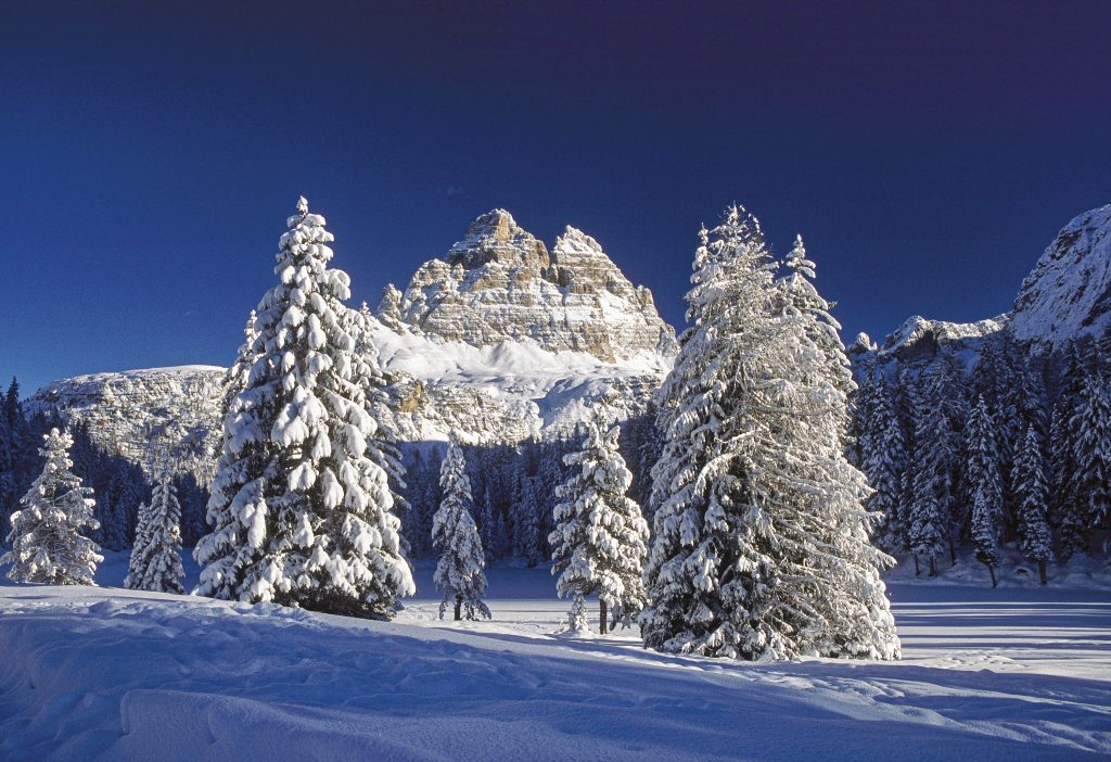 Le Tre Cime di Lavaredo, nella loro veste invernale, come appaiono da Misurina.