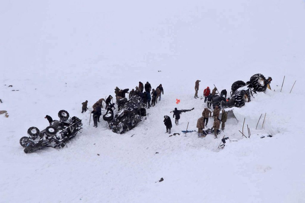 Soldati e soccorritori alla ricerca di superstiti sulle montagne di Van - Foto ANSA/EPA/DHA AGENCY TURKEY OUT