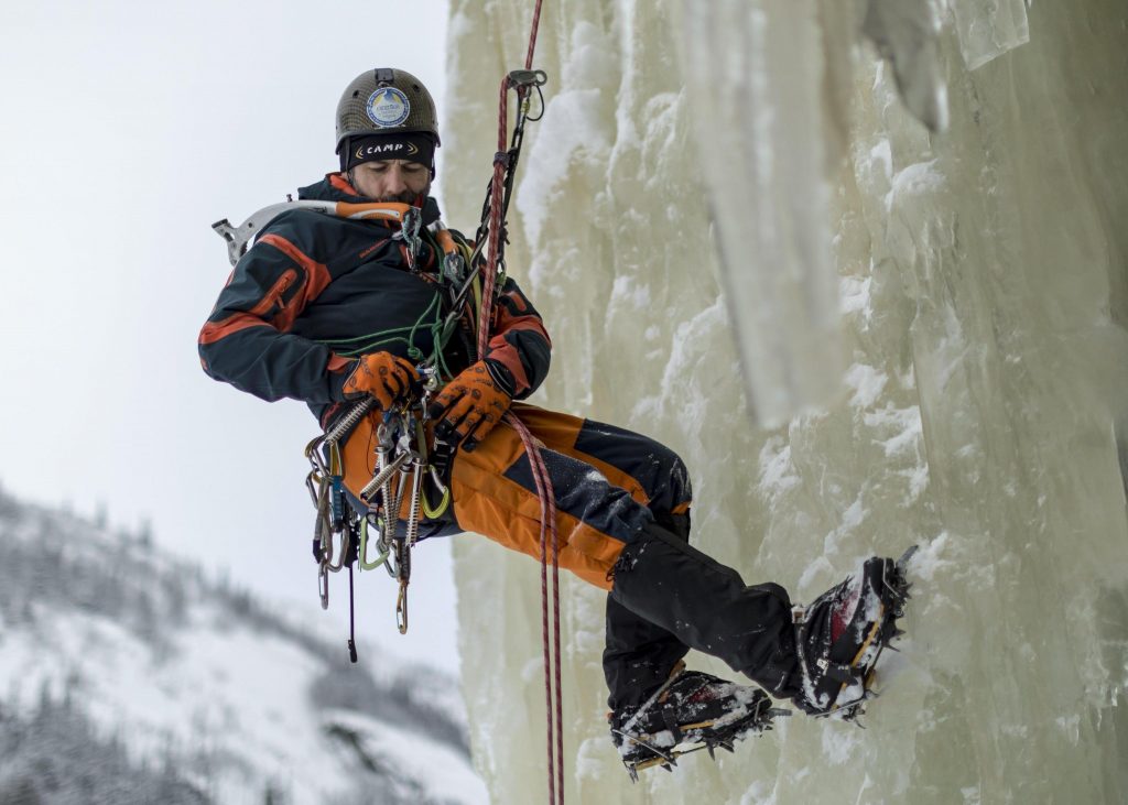 arrampicata su ghiaccio. Foto Ansa