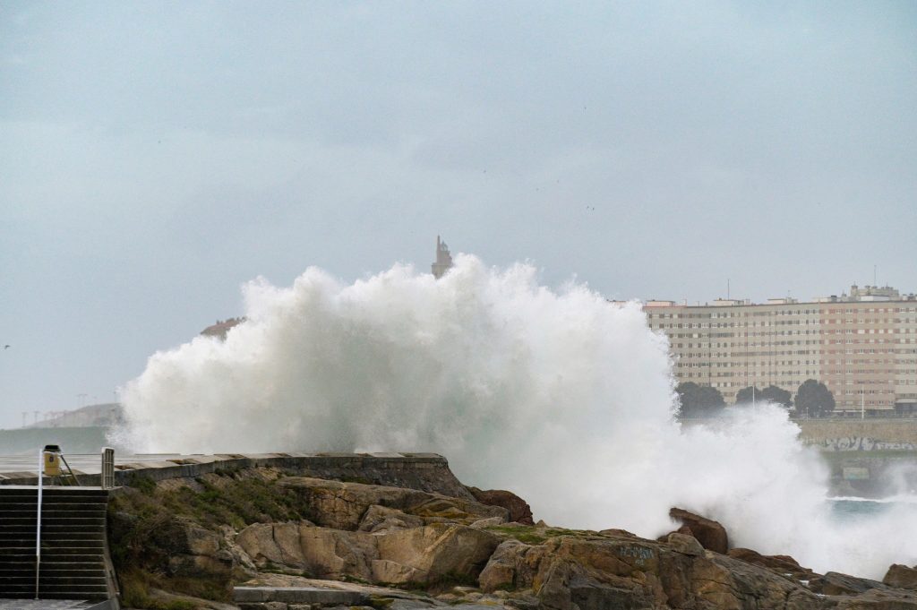 Mare in burrasca per la tempesta Ciara in Spagna - Foto ANSA/ EPA/MONCHO FUENTES