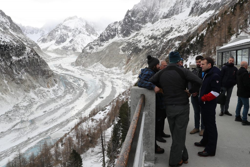 Macron sulla Mer de Glace - Foto ANSA  EPA/LUDOVIC MARIN / POOL  MAXPPP OUT