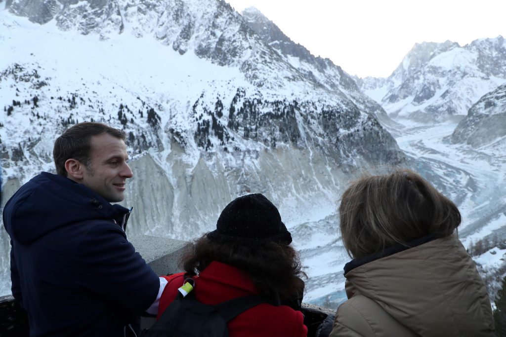Il presidente francese Macron sulla Mer de Glace - Foto ANSA  EPA/LUDOVIC MARIN / POOL  MAXPPP OUT