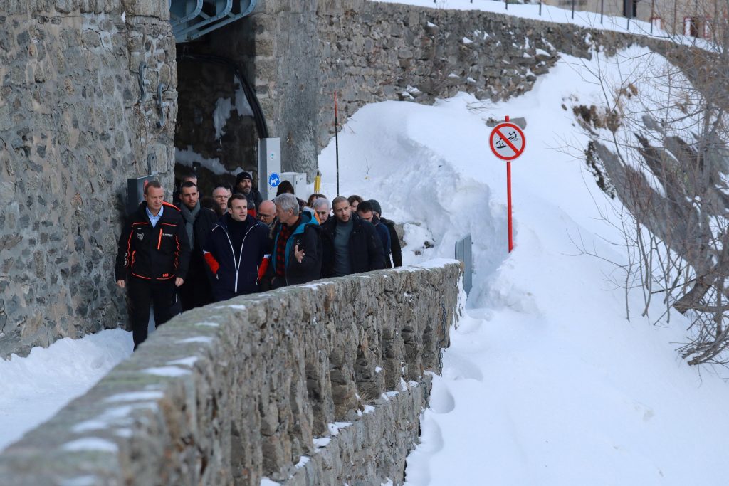 Il presidente francese Macron sulla Mer de Glace - Foto ANSA  EPA/LUDOVIC MARIN / POOL  MAXPPP OUT