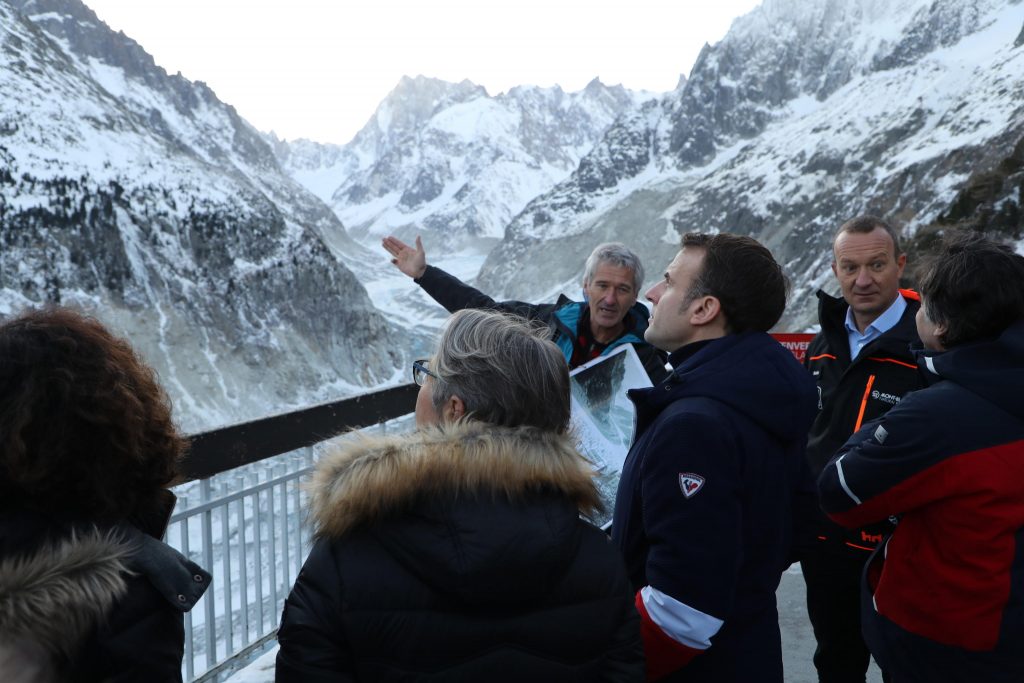 Macron osserva la Mer de Glace - Foto ANSA  EPA/LUDOVIC MARIN / POOL  MAXPPP OUT