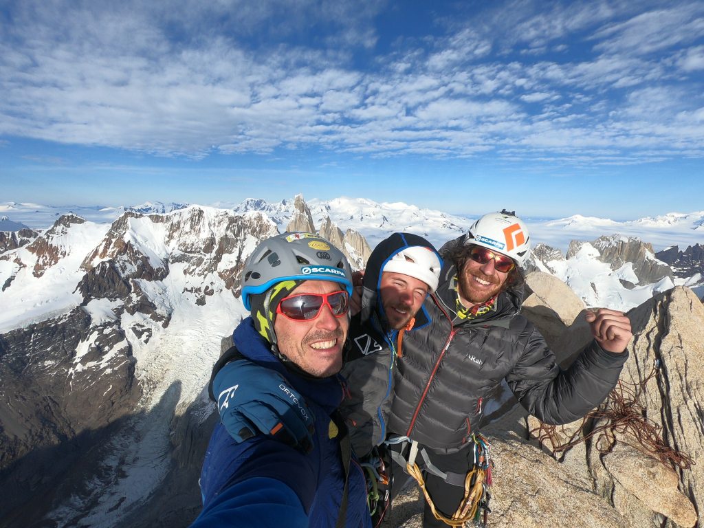 Il trio in vetta. Foto Matteo Della Bordella