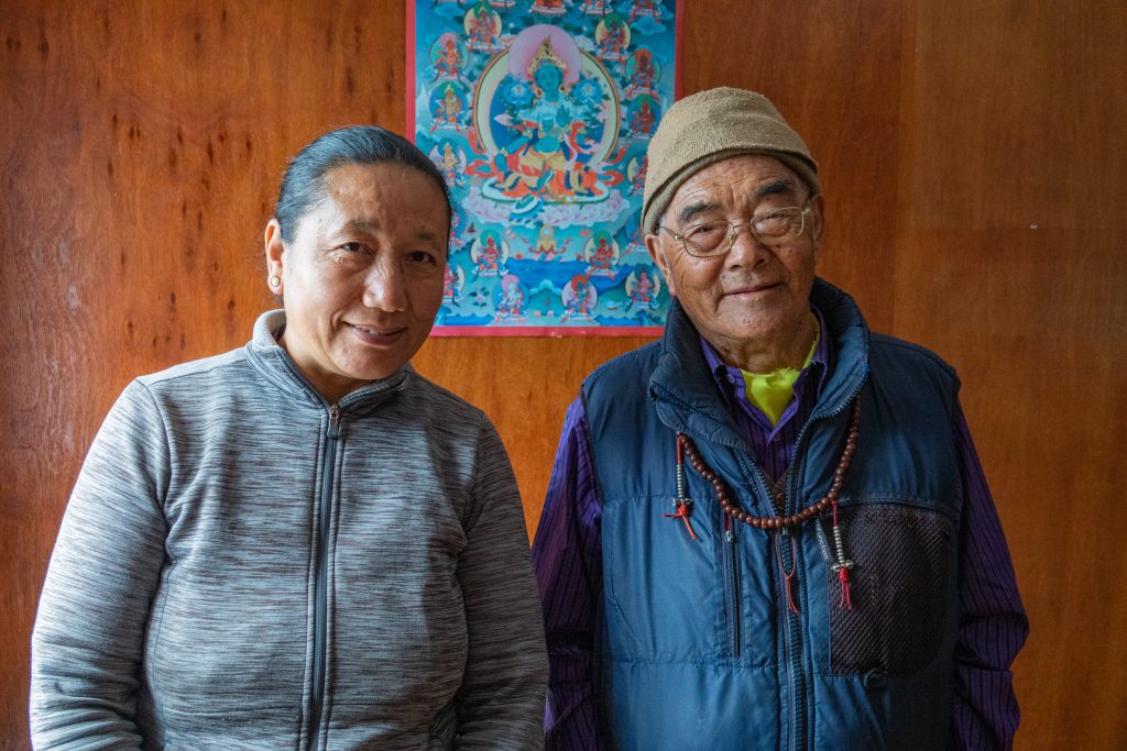 Kancha Sherpa con la figlia. Foto @ Renzo Andorno