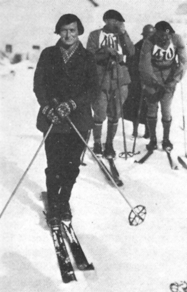 Livia Bertolini Magni, sciatrice e scialpinista della prima metà del Novecento, autrice di un’appassionata monografia sulle nevi del Rutor (a fronte, disegnando serpentine perfette negli Anni 70) e della insuperata Guida sciistica del Monte Bianco e della valli attigue del 1939, con un intero capitolo dedicato al bacino di La Thuile.