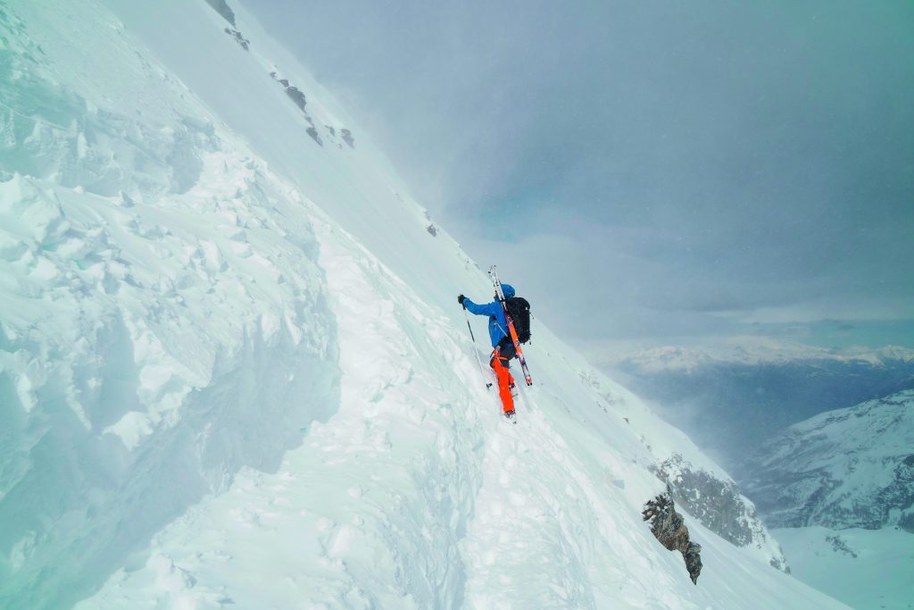 L’ultimo ripido tratto della salita alla Testa del Rutor (3481 m) con l’itinerario diretto, che dal rifugio degli Angeli (2916 m) si porta ai piedi sudorientali della cima, senza passare dal Col du Rutor. Foto Giacomo Meneghello - ClickAlps