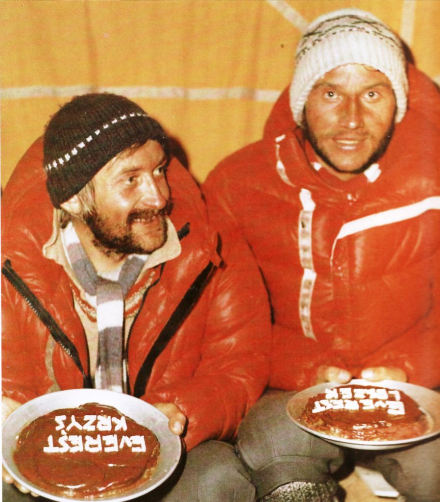 Krzysztof Wielicki e Leszek Cichy al campo base dell'Everest dopo averne realizzato la prima invernale.