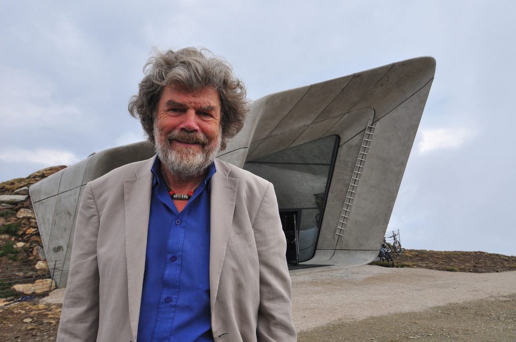 Reinhold Messner davanti al MMM di Plan de Corones, foto Stefano Ardito