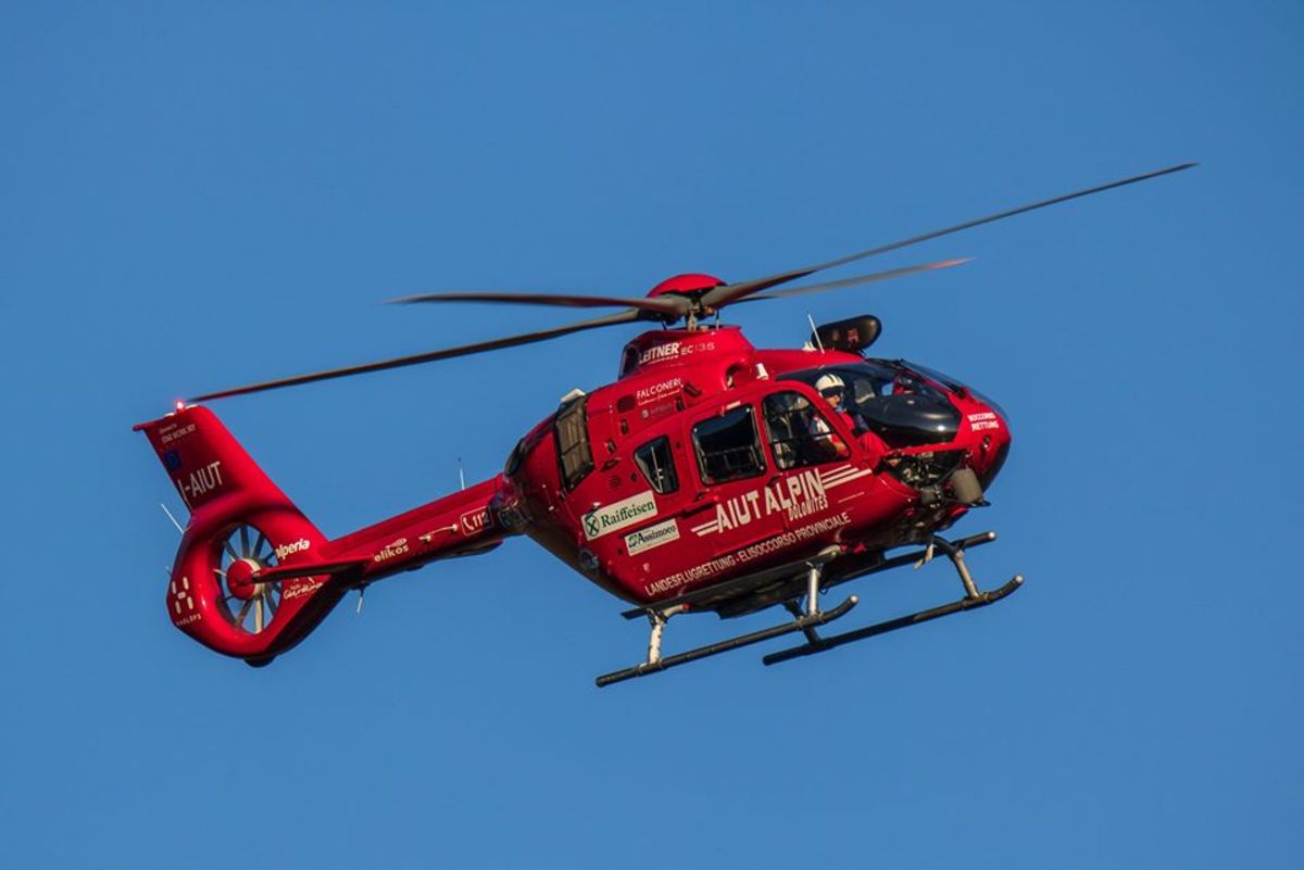 Foto FB AIUT ALPIN DOLOMITES - heli mountain rescue