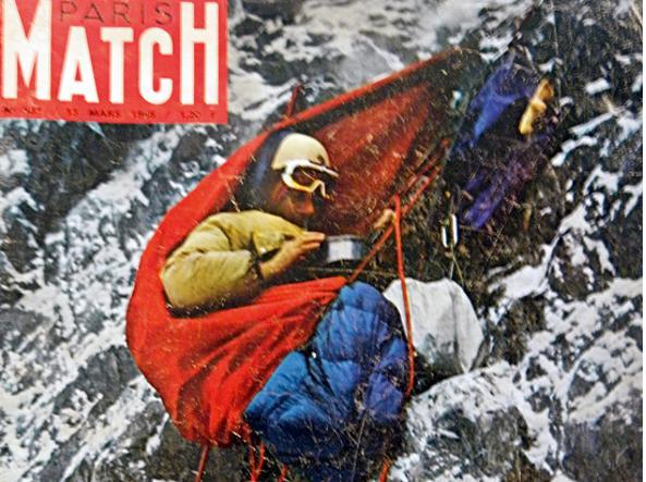 Walter Bonatti durante la scalata alla Parete Nord del Cervino sulla copertina di Paris Match. Foto @ Archivio Zermatt Tourismus