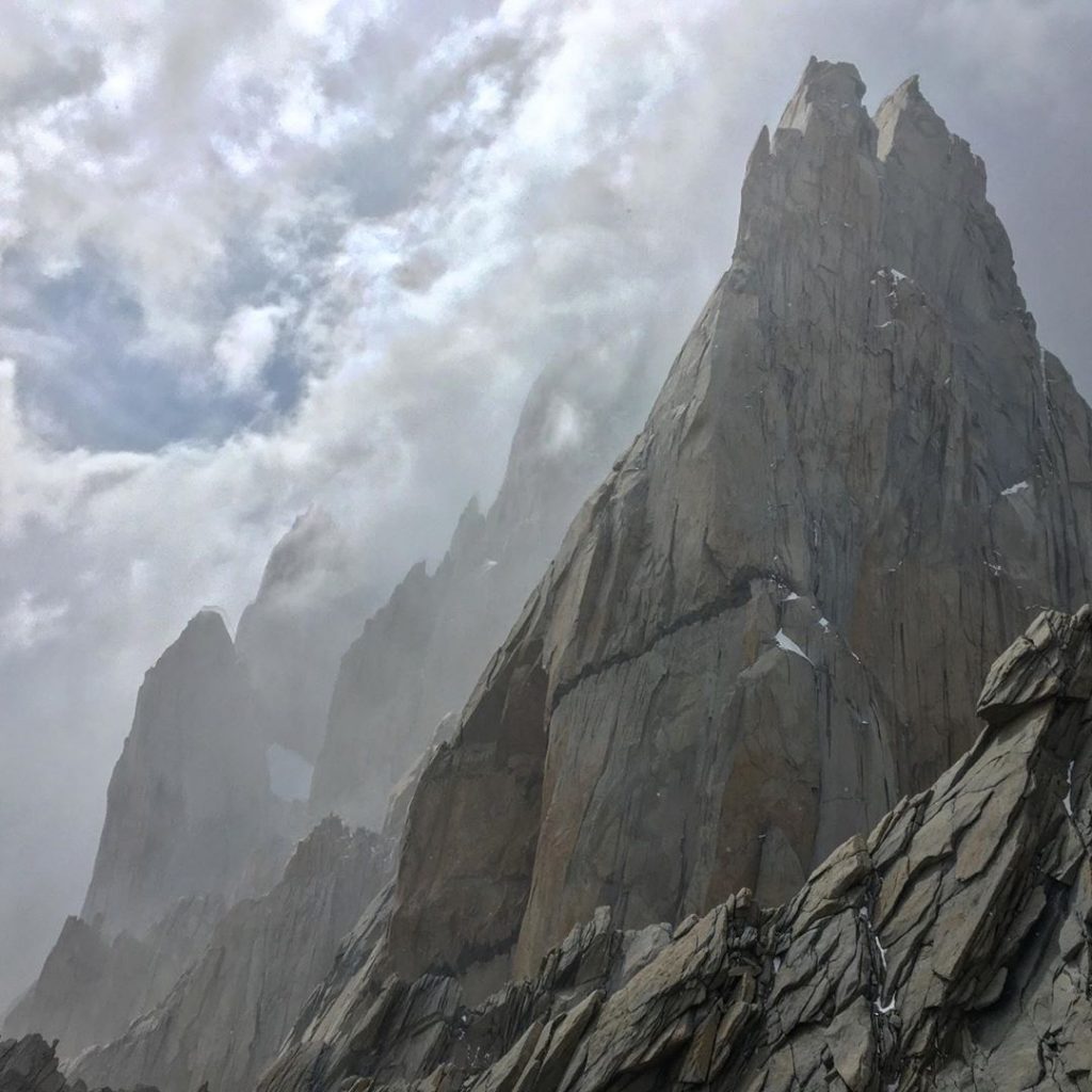 Condizioni meteo non proprio ottimali durante la salita di “Thaw’s not Houlding Wright” sulla Aguja de l’S - Foto Instagram Alex Honnold