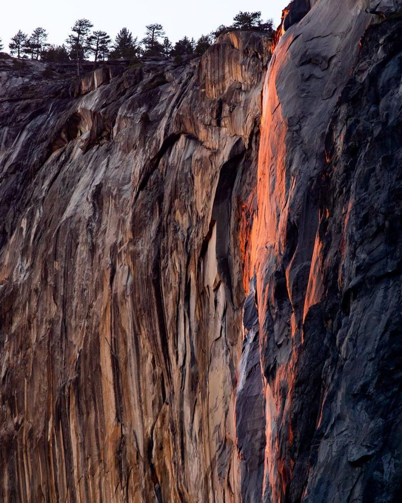 Zoom sulla cascata di fuoco 2020 - Foto Instagram Mike Kvackay